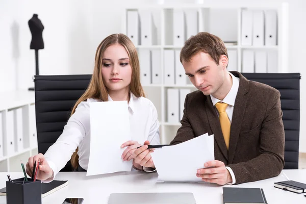 Geschäftsfrau und Geschäftsfrau bei der Arbeit — Stockfoto