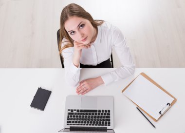 iş yerinde iş kadını