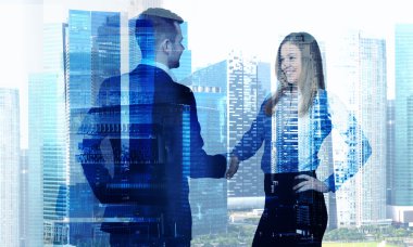 Erkek ve kadın el sıkışıyor.