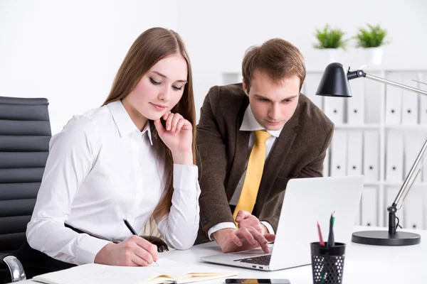 Empresario y mujer de negocios en el trabajo —  Fotos de Stock