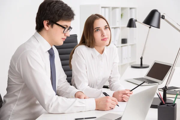 Zakenman en zakenvrouw in functie — Stockfoto