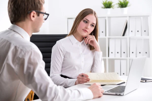 Homem de negócios e mulher de negócios no trabalho — Fotografia de Stock