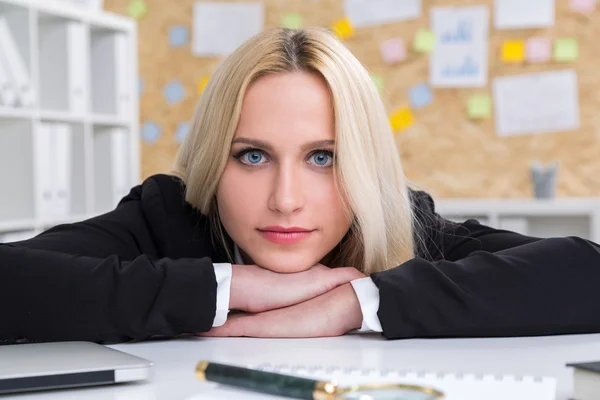 Donna d'affari testa sulle mani messo sul tavolo. Ufficio sullo sfondo. Concetto di lavoro . — Foto Stock