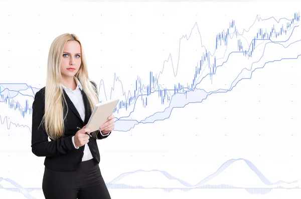 Junge Geschäftsfrau mit Notizbuch, blaue Grafiken hinter sich. Weißer Hintergrund. Konzept der betriebswirtschaftlichen Analyse. — Stockfoto