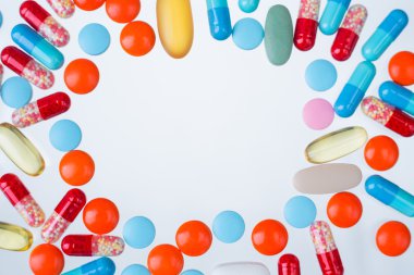 Çok renkli hap farklı boyutta, ortada boş daire. Tıp kavramı. Yukarı alay.