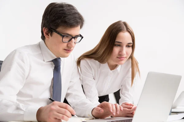 Affärsman och affärskvinna i tjänst — Stockfoto