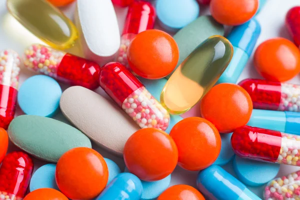 Molte pillole in pila, colori diversi. Chiudete. Concetto di medicinali . — Foto Stock