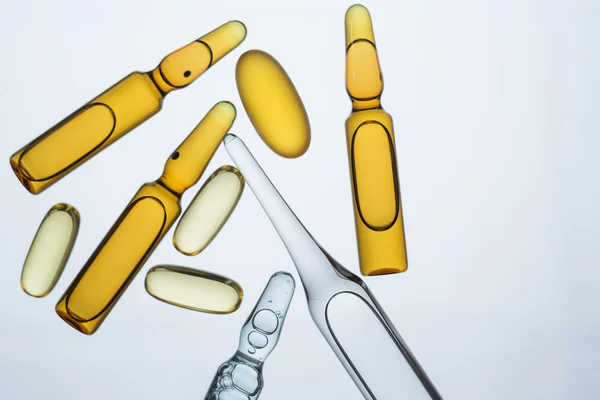 Sok ampullák, a különböző típusú és színű és tabletták. Gyógyszer fogalma. — Stock Fotó