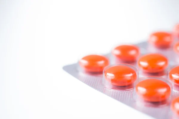 Πορτοκαλί χάπια σε συσκευασία φουσκαλών που απομονώνονται σε λευκό φόντο — Φωτογραφία Αρχείου