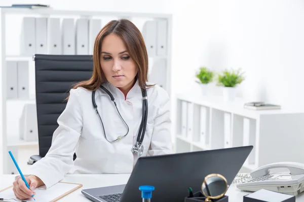 Médico en el trabajo — Foto de Stock