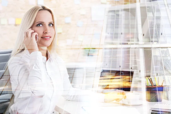 Donna d'affari che parla al telefono — Foto Stock