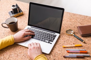 klavyede yazarak eller