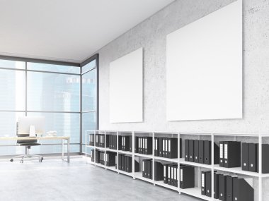 Boş posterleri olan ofis içi