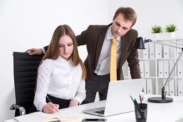 Homem de negócios e mulher de negócios no trabalho — Fotografia de Stock