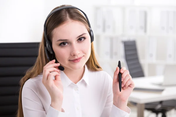 Mulher de negócios em fones de ouvido — Fotografia de Stock