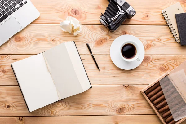 Tavolo in legno, quaderno, macchina fotografica d'epoca, sigari e caffè su di esso. Vista dall'alto. Concetto di lavoro. Scherza. Rendering 3D — Foto Stock