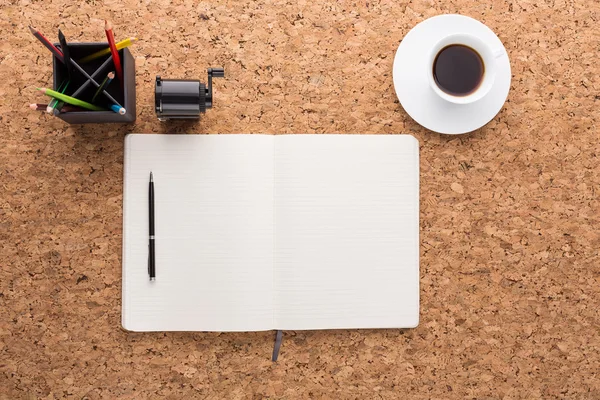 Mesa de cortiça com ferramentas de escritório — Fotografia de Stock