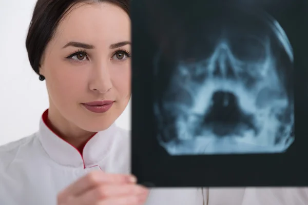 Doctor looking at X-ray of skull. Close up. Concept of medical cosultation. — Stock Photo, Image