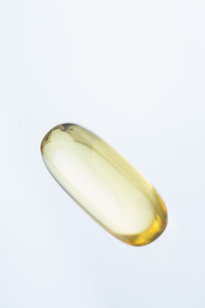 Янтарный цвет таблетки изолированы на светлом фоне
