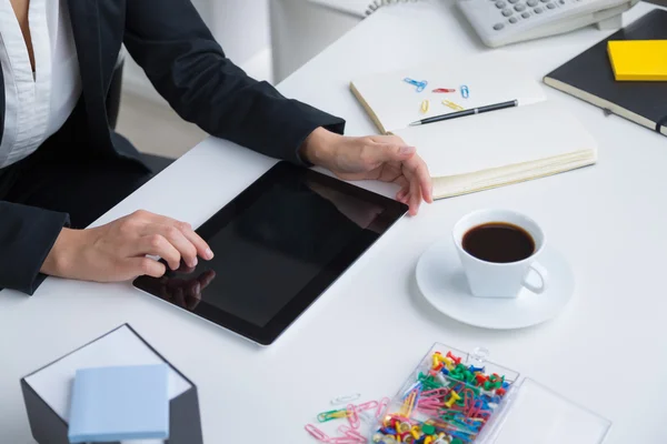 Mujer de negocios sentada en la mesa. Tableta, cuaderno y taza delante de ella. Sólo las manos vistas. Oficina. Concepto de trabajo . —  Fotos de Stock