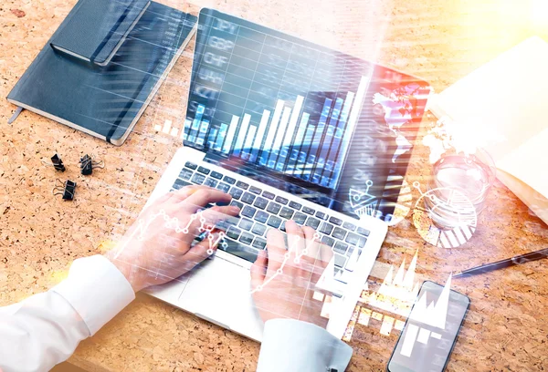 Empresario escribiendo en el teclado — Foto de Stock