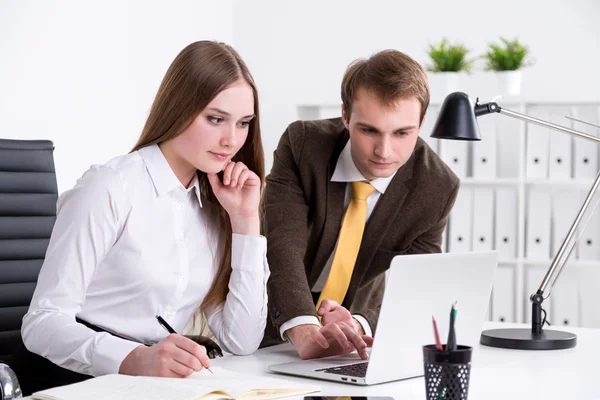 Homem de negócios e mulher de negócios no trabalho — Fotografia de Stock