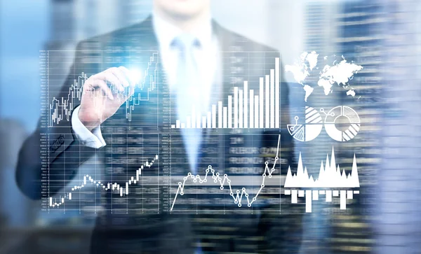 Biznesmen dotykając wykresów i diagramów na wirtualnym ekranie. Widok klatki piersiowej. Niewyraźne. Podwójna ekspozycja. Koncepcja analizy danych. — Zdjęcie stockowe