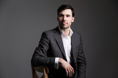 Adam karanlık duvar
