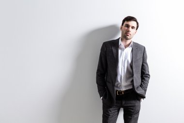 İşadamı beyaz duvar