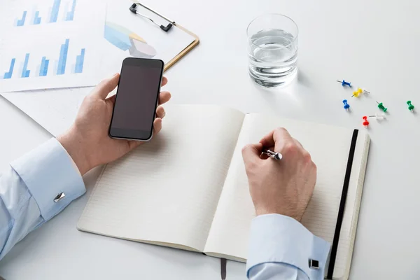 Uomo in possesso di telefono — Foto Stock