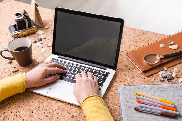 İşadamı yazarak, kahve, defter ve vintage fotoğraf makinesi etrafında. Tablo, sadece ellerini gördüm mantar. İş kavramı.