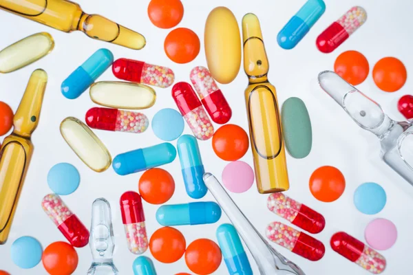 Muchas ampollas de diferentes tipos y colores y píldoras de colores. Concepto de medicina . —  Fotos de Stock