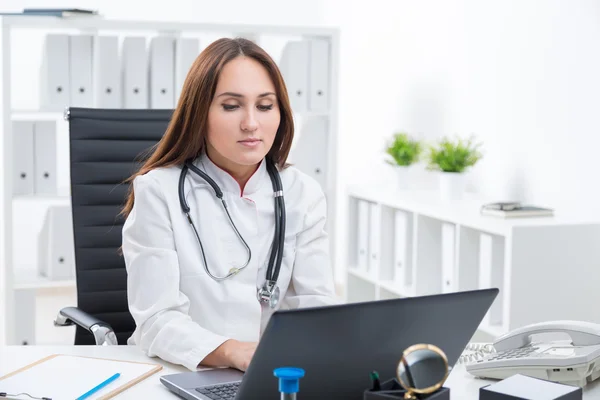 Médico en el trabajo — Foto de Stock