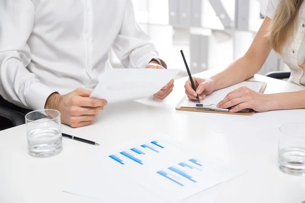 Businesspeople analyzing report — Stock Photo, Image