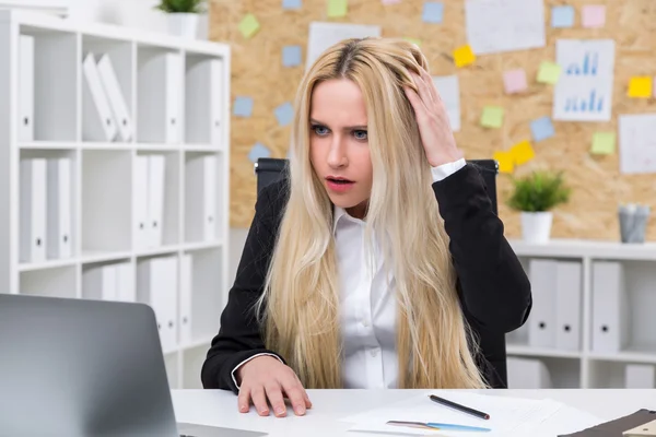 Chockad affärskvinna tittar på datorskärmen i office — Stockfoto