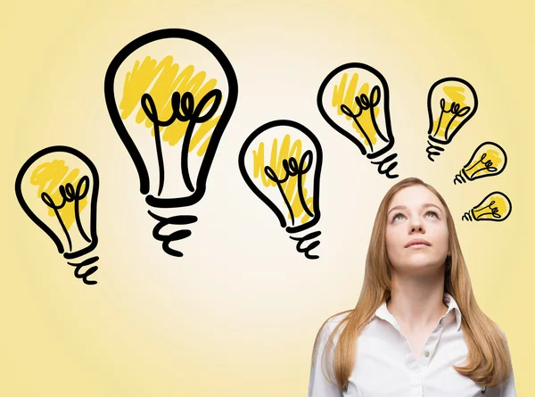 Mujer de negocios mirando hacia arriba, varios bulbos amarillos sobre su cabeza. Fondo blanco. Concepto de nuevas ideas . — Foto de Stock