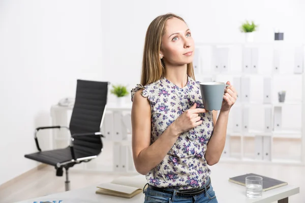 Mujer con taza de café — Foto de Stock