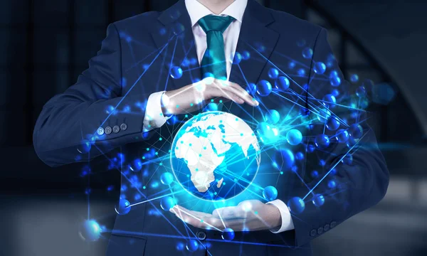 Üzletember virtuális földgömb tartja kezében, molekuláris szerkezete körül, mellkasi megtekintése. Nemzetközi munka fogalmának. — Stock Fotó