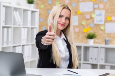 Güzel iş kadını ofiste başparmak gösterilmesini