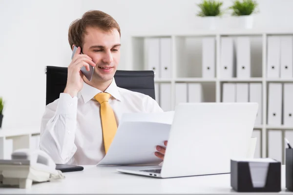 Businessman speaking on phone — Stock Photo, Image