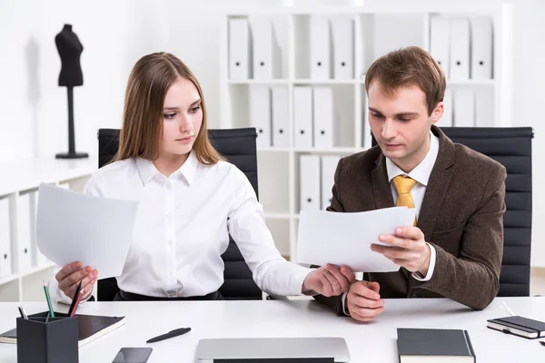 Empresario y mujer de negocios en el trabajo —  Fotos de Stock