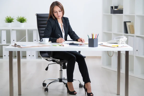 Imprenditrice al lavoro — Foto Stock