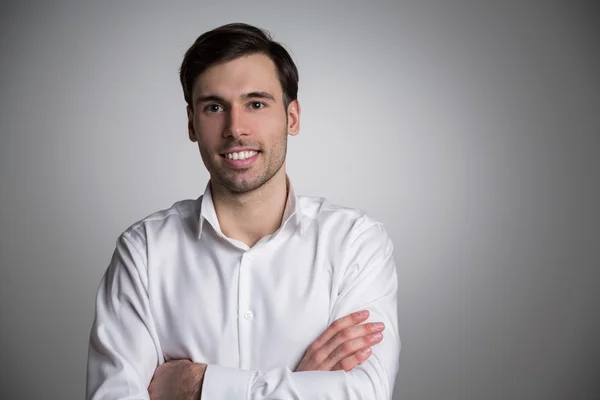 Portrait d'homme d'affaires aux bras croisés — Photo