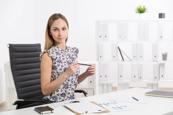 Lady at office desk — Stock Photo, Image