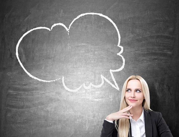 Feliz mujer de negocios con burbuja de habla en la pared de hormigón. Prepárate. — Foto de Stock