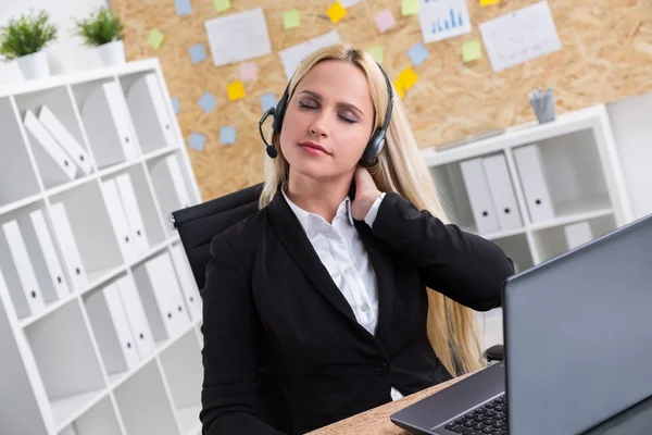 Affärskvinna på jobbet — Stockfoto