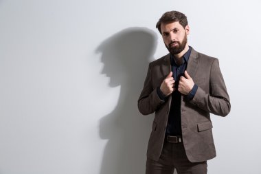 İşadamı beyaz duvar