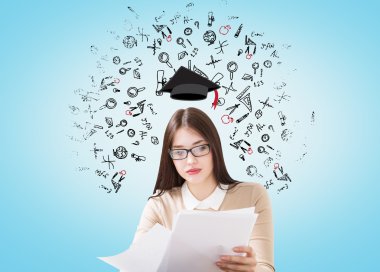 Mezuniyet şapkalı kız