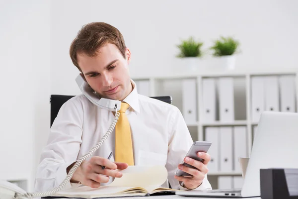 Businessman speaking on phone — Stock Photo, Image