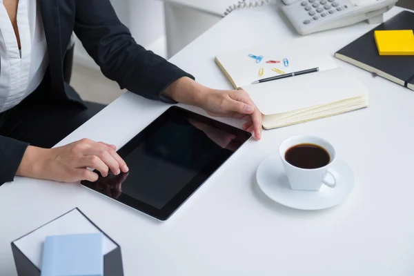 Femme d'affaires au travail — Photo